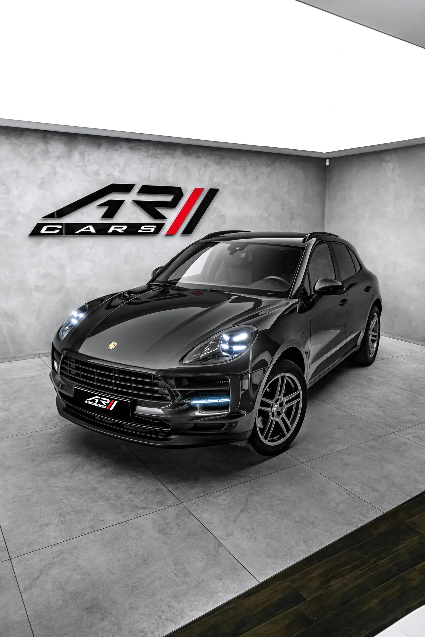 2021 Porsche Macan S offered by a specialist dealer in Ostrava, Czechia, photo 8 of 15