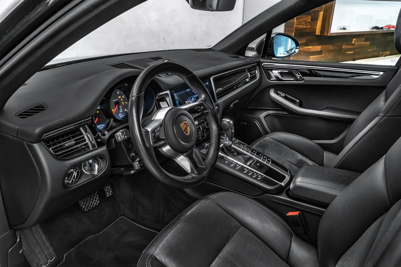 2021 Porsche Macan S offered by a specialist dealer in Ostrava, Czechia, photo 12 of 15