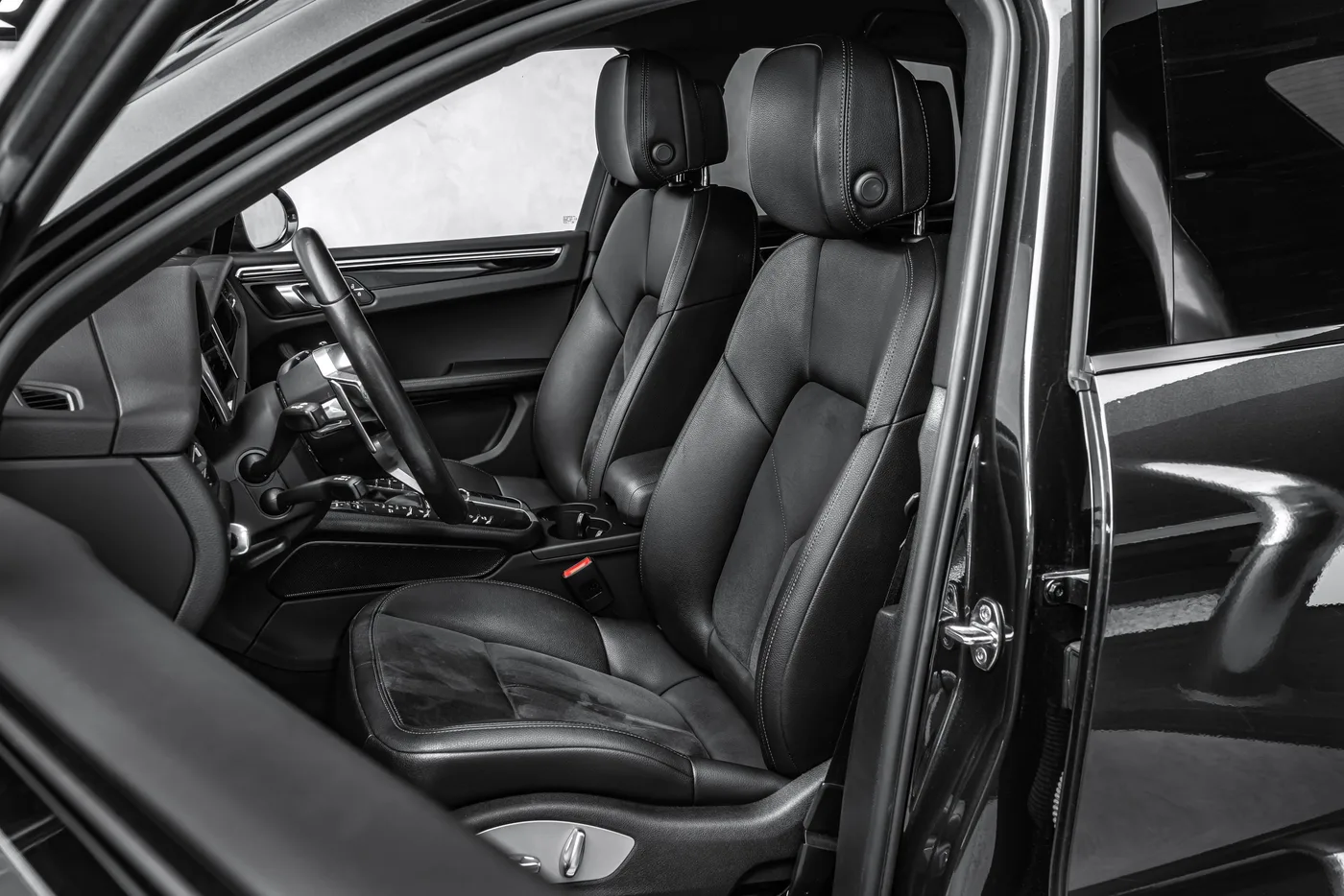 2021 Porsche Macan S offered by a specialist dealer in Ostrava, Czechia, photo 14 of 15