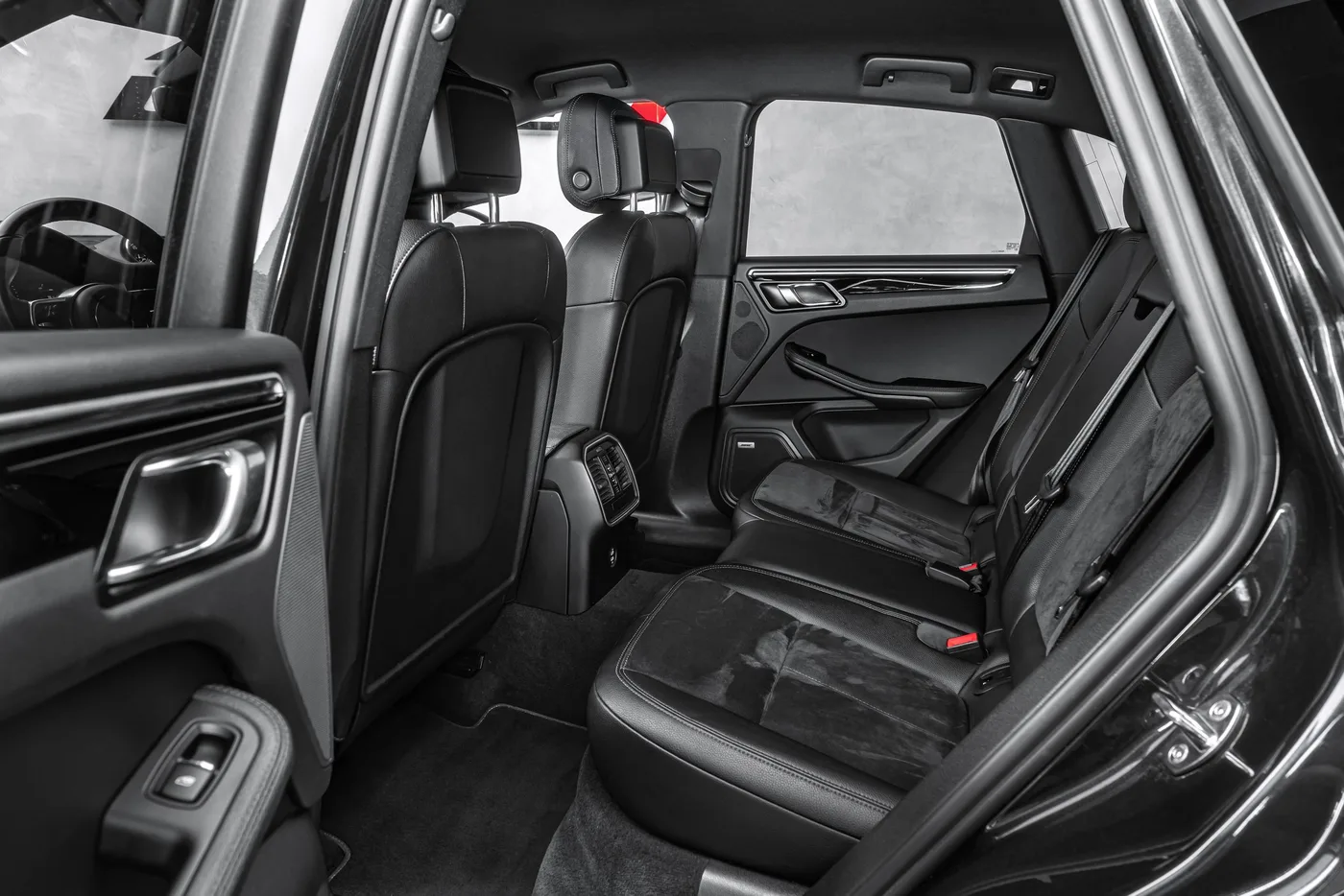 2021 Porsche Macan S offered by a specialist dealer in Ostrava, Czechia, photo 15 of 15