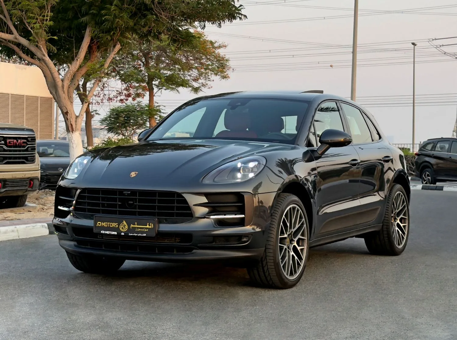 2021 Porsche Macan S angeboten von einem Fachhändler in Dubai, Vereinigte Arabische Emirate, Hauptfoto