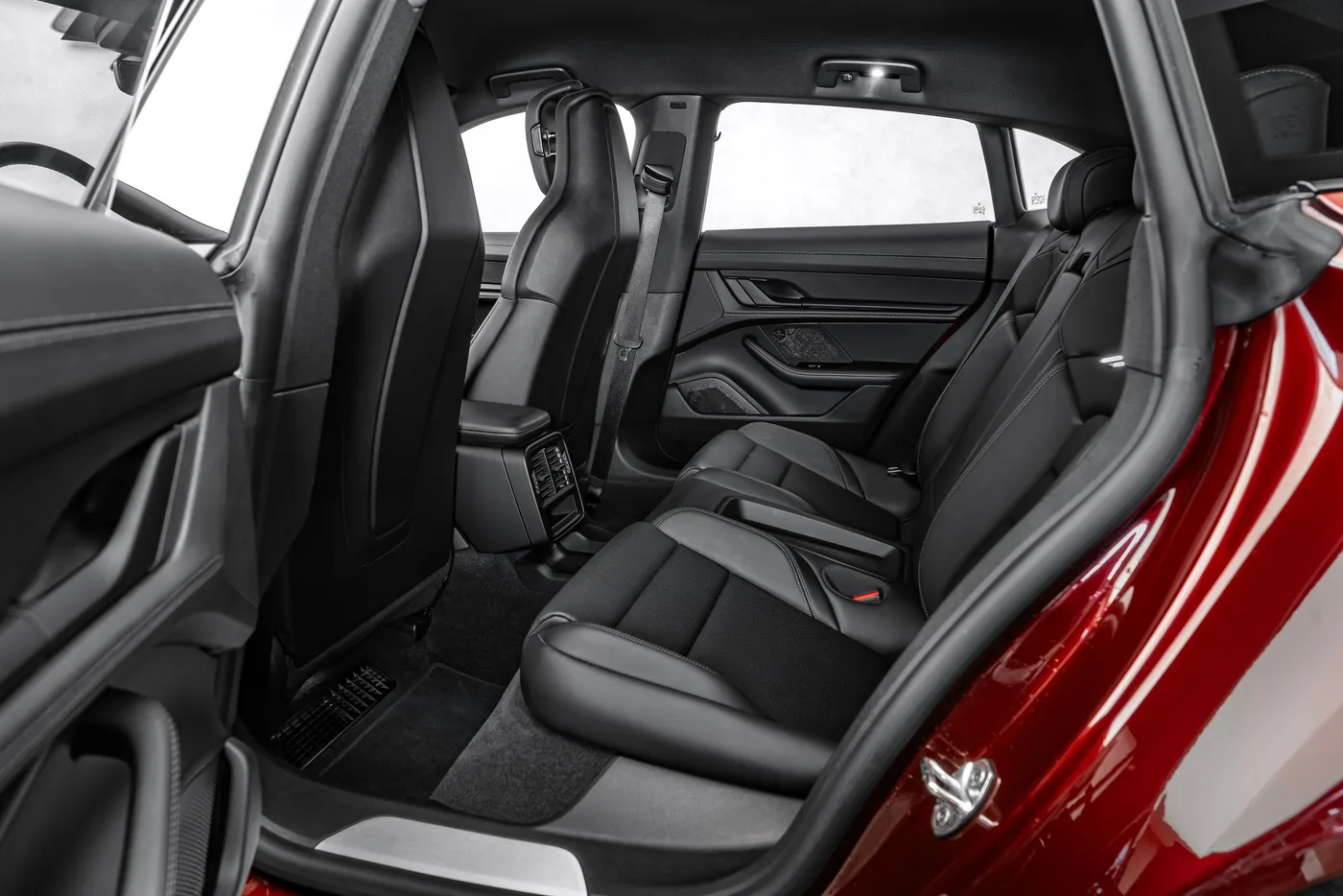 2021 Porsche Taycan 4S Cross Turismo proposée par un concessionnaire spécialisé à Ostrava, Tchéquie, photo 13 sur 15