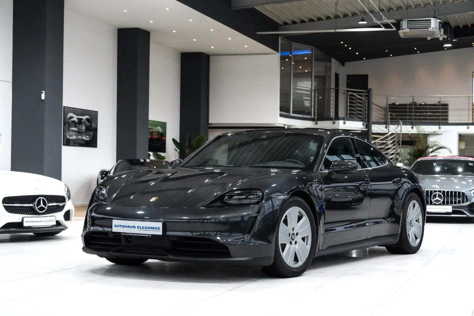 2021 Porsche Taycan angeboten von einem Fachhändler in Köln, Deutschland, Hauptfoto