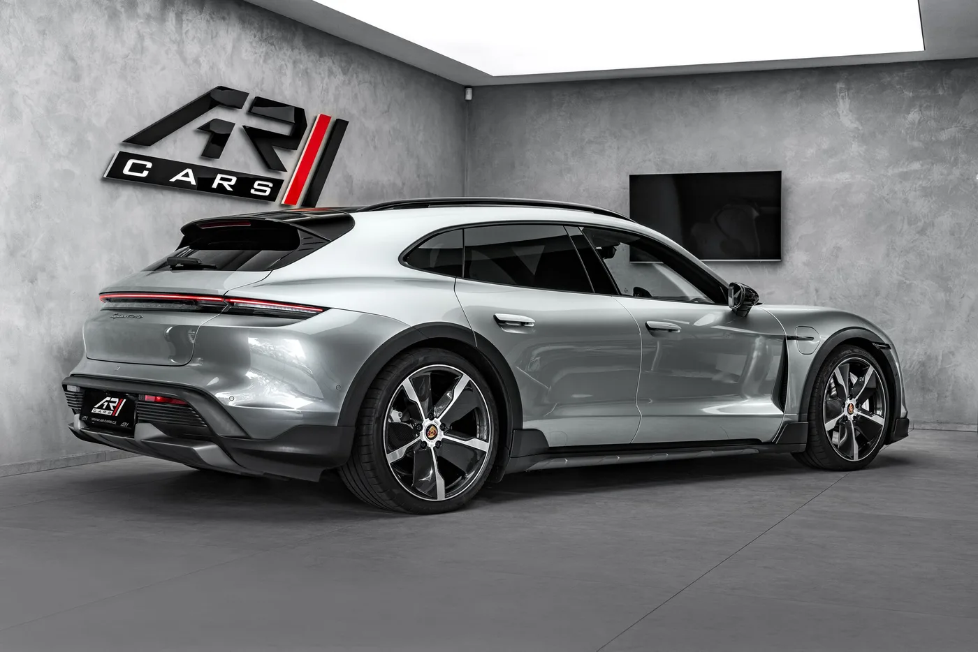 2021 Porsche Taycan Turbo Cross Turismo proposée par un concessionnaire spécialisé à Ostrava, Tchéquie, photo 5 sur 15