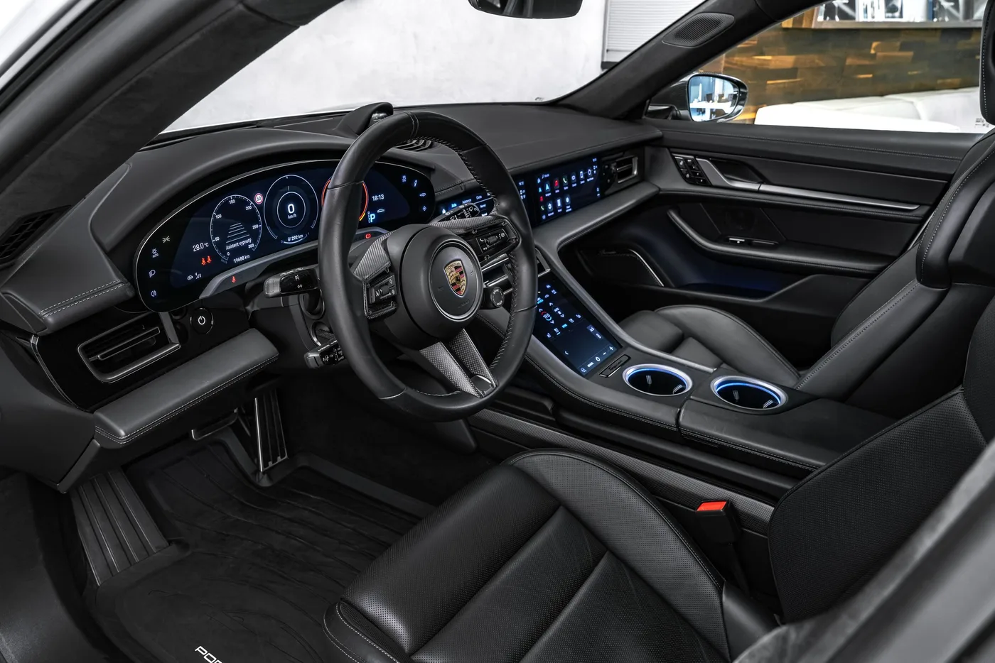 2021 Porsche Taycan Turbo Cross Turismo proposée par un concessionnaire spécialisé à Ostrava, Tchéquie, photo 14 sur 15