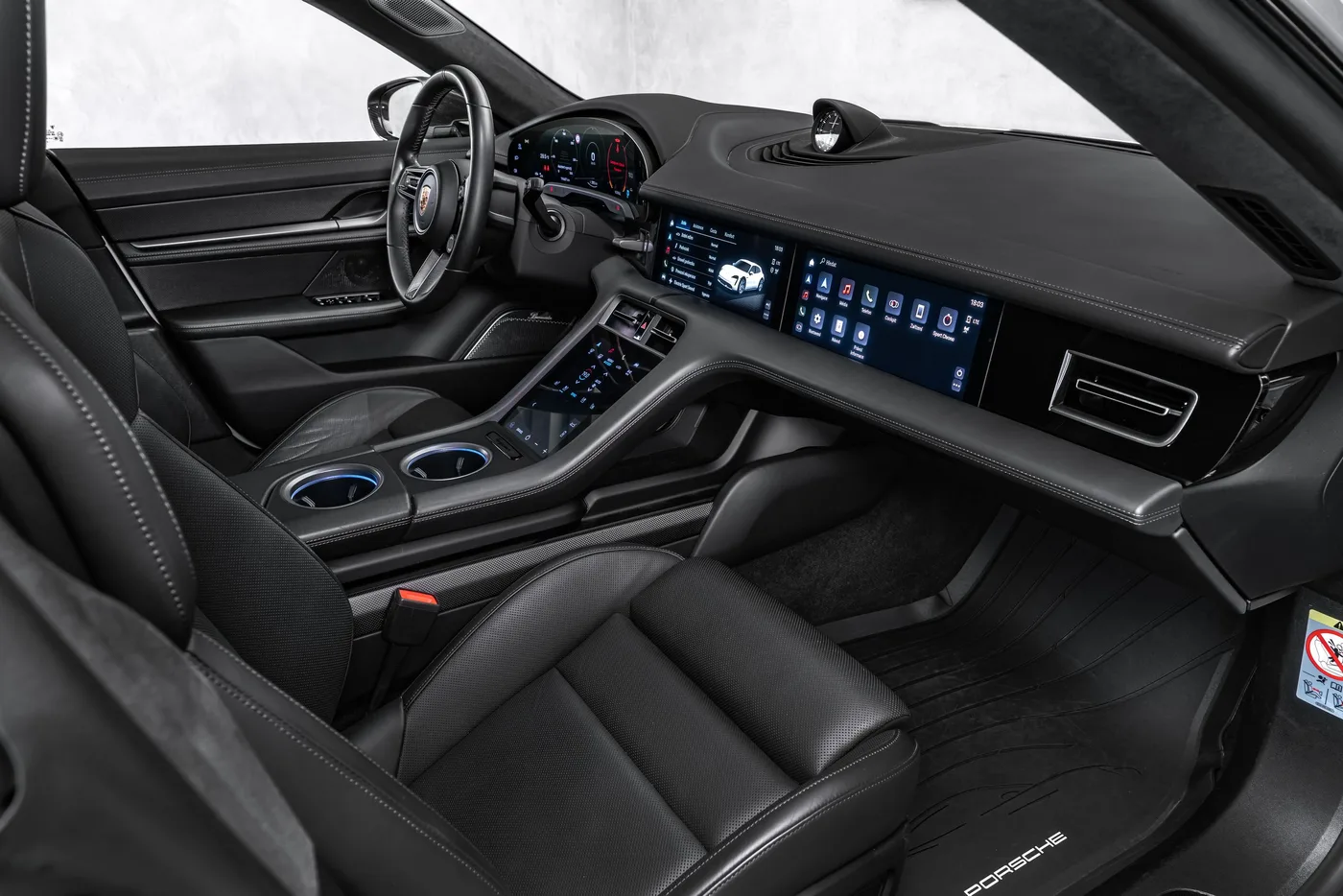 2021 Porsche Taycan Turbo Cross Turismo proposée par un concessionnaire spécialisé à Ostrava, Tchéquie, photo 15 sur 15