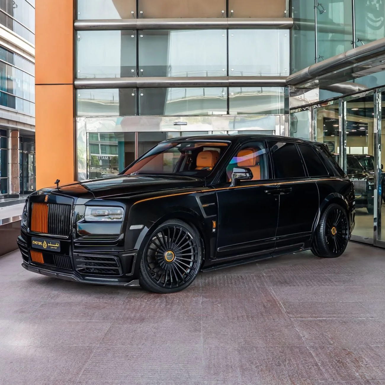 2021 Rolls-Royce Cullinan Black Badge angeboten von einem Spezialhändler in Dubai, Vereinigte Arabische Emirate, Hauptfoto