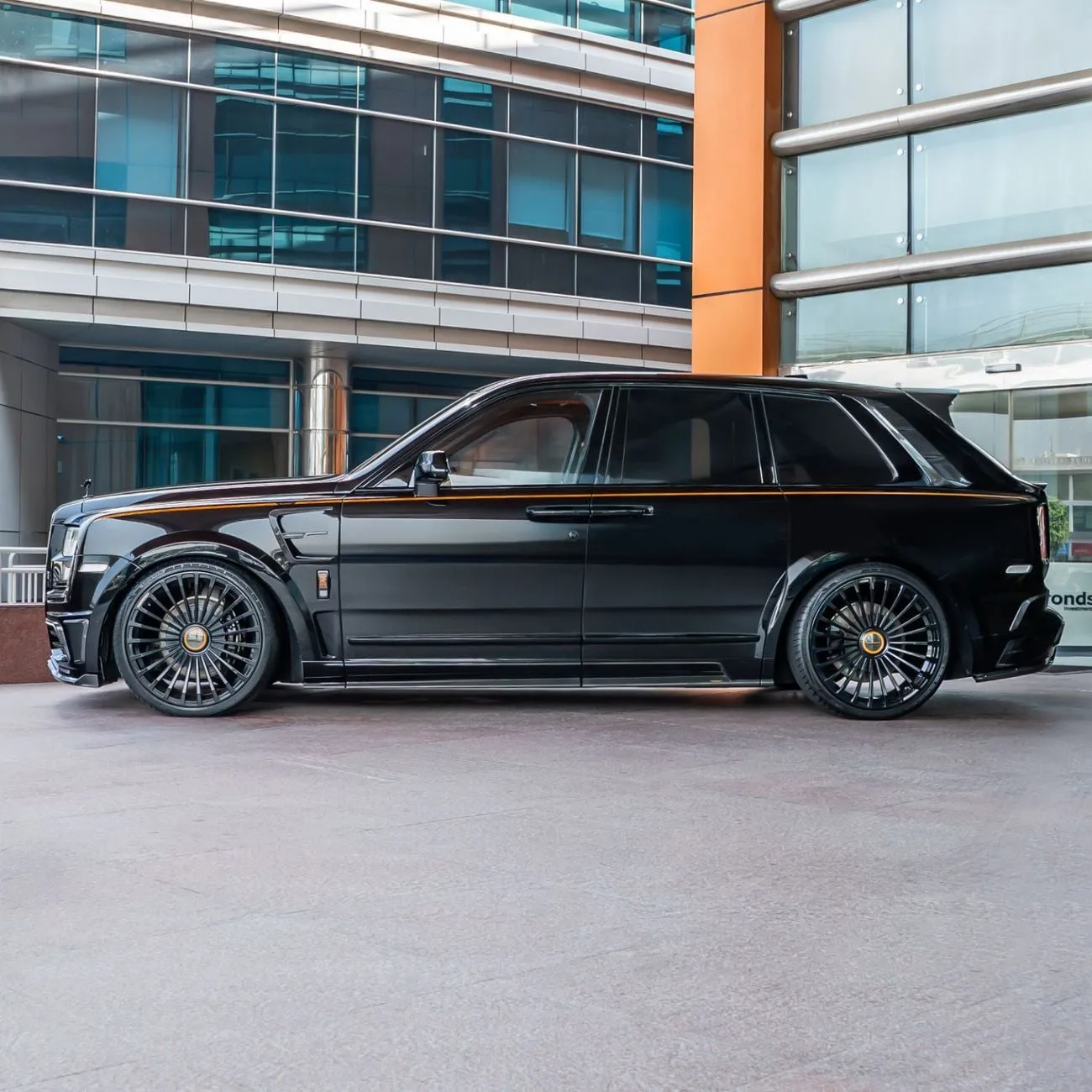 2021 Rolls-Royce Cullinan Black Badge, 8/23