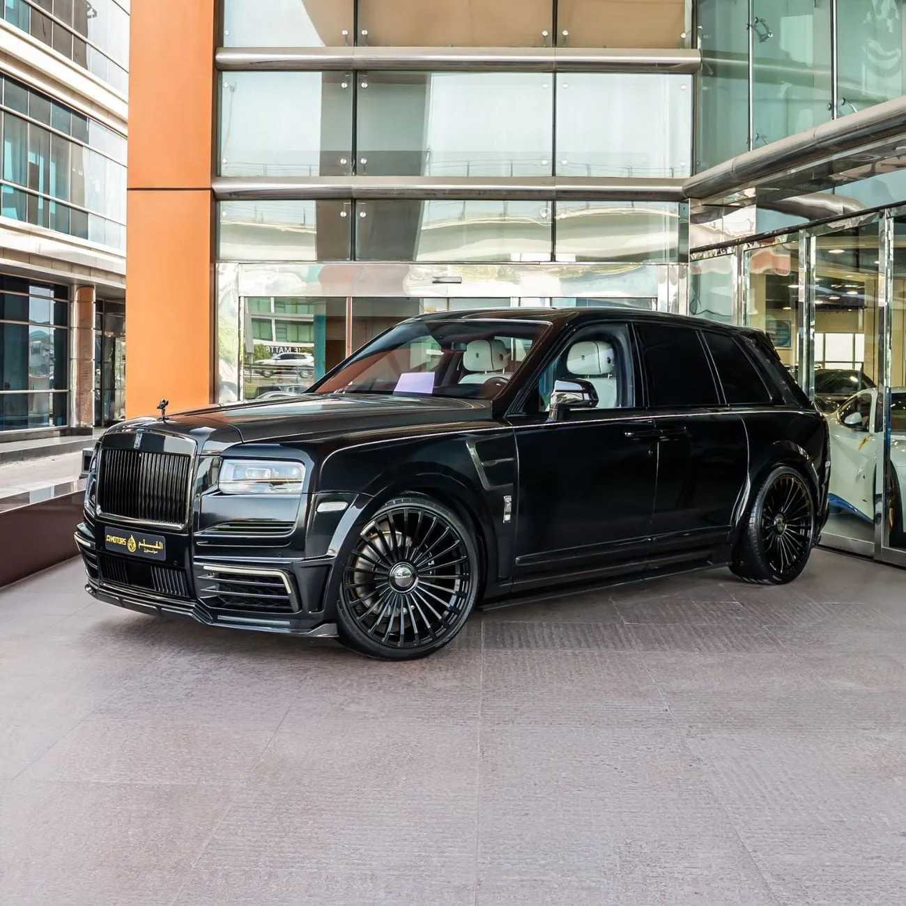 2021 Rolls-Royce Cullinan Black Badge angeboten von einem Spezialhändler in Dubai, Vereinigte Arabische Emirate, Hauptfoto