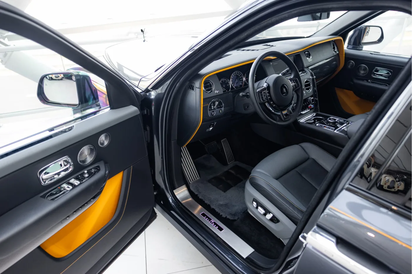 2021 Rolls-Royce Cullinan Black Badge angeboten von einem offiziellen McLaren und Morgan-Vertragshändler in Utrecht, Niederlande, Foto 3 von 25