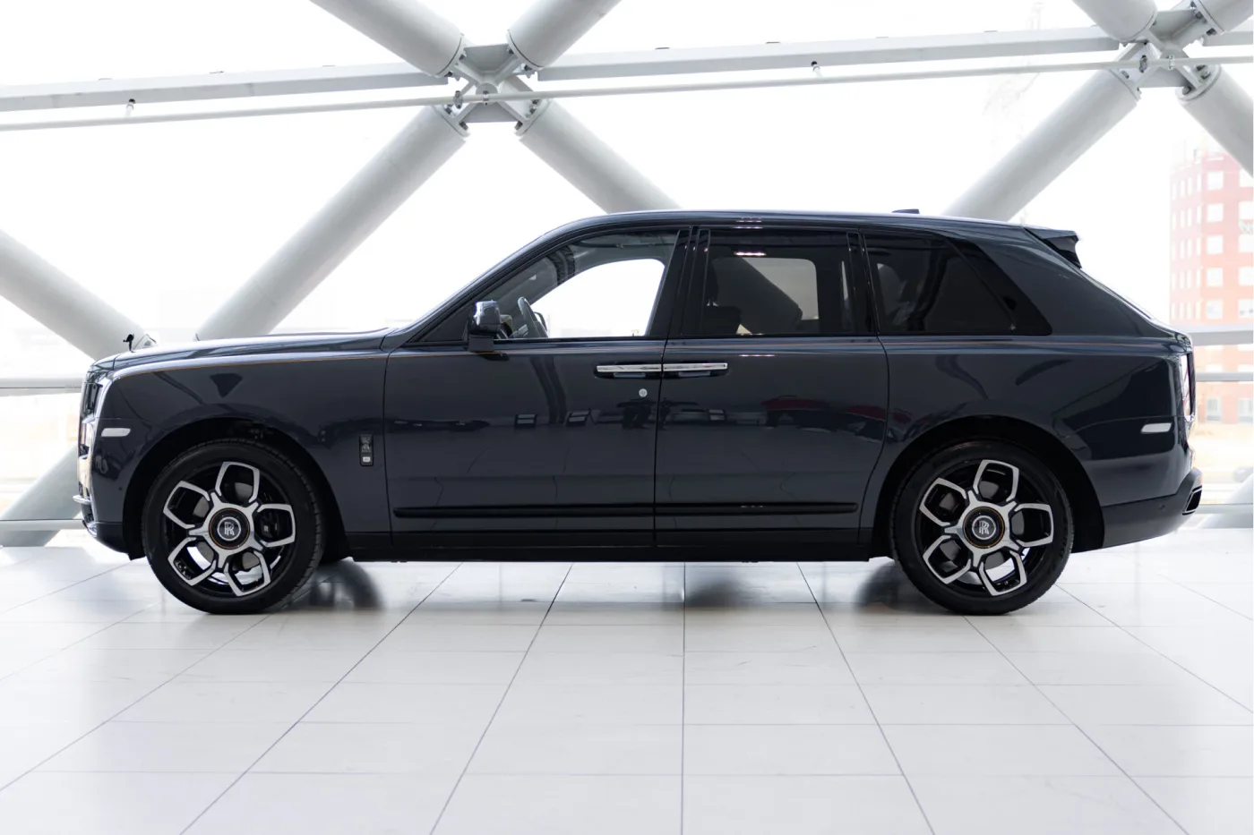 2021 Rolls-Royce Cullinan Black Badge angeboten von einem offiziellen McLaren und Morgan-Vertragshändler in Utrecht, Niederlande, Foto 9 von 25