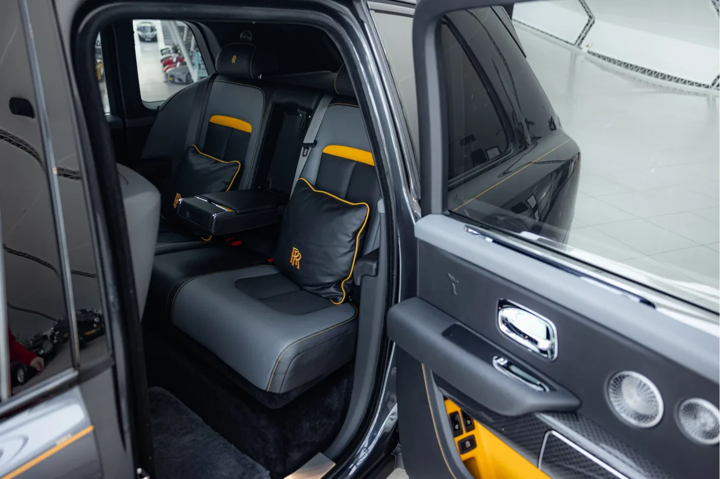 2021 Rolls-Royce Cullinan Black Badge angeboten von einem offiziellen McLaren und Morgan-Vertragshändler in Utrecht, Niederlande, Foto 11 von 25