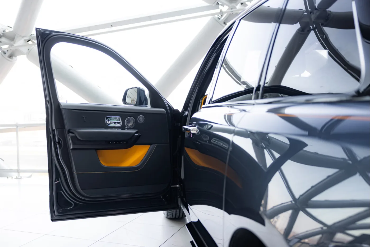 2021 Rolls-Royce Cullinan Black Badge angeboten von einem offiziellen McLaren und Morgan-Vertragshändler in Utrecht, Niederlande, Foto 13 von 25