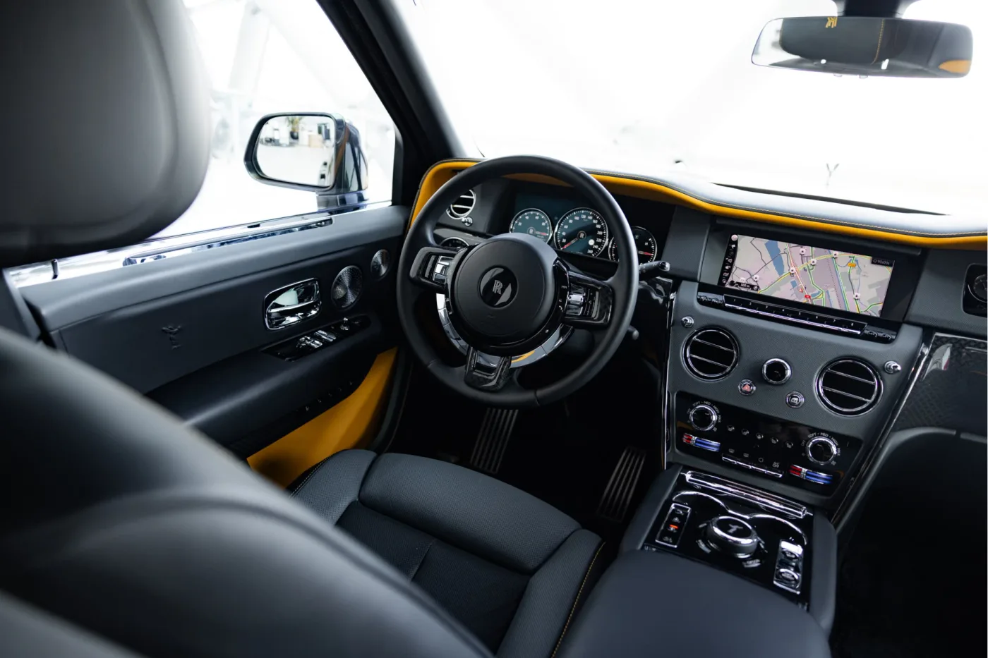 2021 Rolls-Royce Cullinan Black Badge angeboten von einem offiziellen McLaren und Morgan-Vertragshändler in Utrecht, Niederlande, Foto 18 von 25