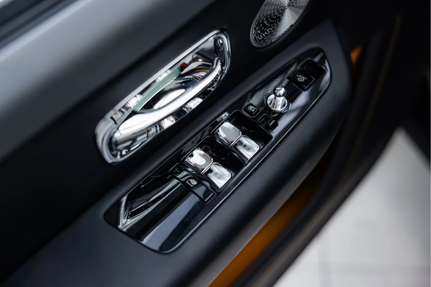 2021 Rolls-Royce Cullinan Black Badge angeboten von einem offiziellen McLaren und Morgan-Vertragshändler in Utrecht, Niederlande, Foto 24 von 25