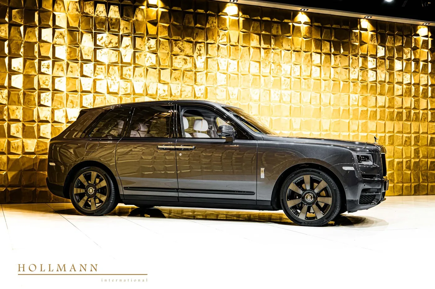 2021 Rolls-Royce Cullinan offered by a specialist dealer in Stuhr, Germany, photo 2 of 8