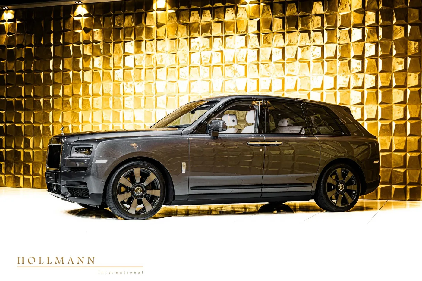 2021 Rolls-Royce Cullinan offered by a specialist dealer in Stuhr, Germany, photo 4 of 8