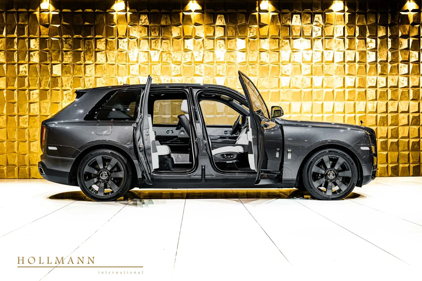2021 Rolls-Royce Cullinan offered by a specialist dealer in Stuhr, Germany, photo 6 of 8