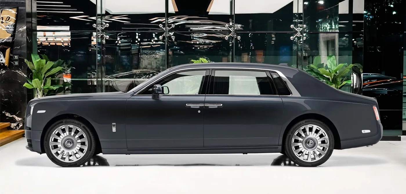 2021 Rolls-Royce Phantom Extended angeboten von einem Fachhändler in Dubai, Vereinigte Arabische Emirate, Außenansicht 2