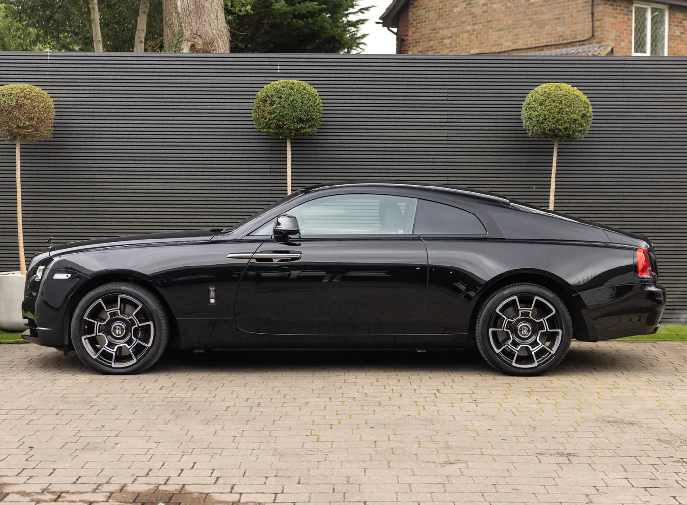 2021 Rolls-Royce Wraith Black Badge proposée par un concessionnaire spécialisé à Banstead, Royaume-Uni, photo 3 sur 15