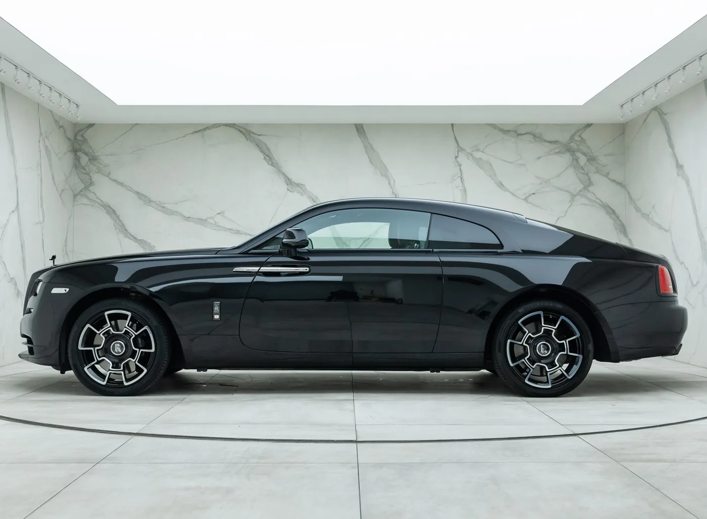 2021 Rolls-Royce Wraith Black Badge proposée par un concessionnaire spécialisé à Banstead, Royaume-Uni, photo 5 sur 15