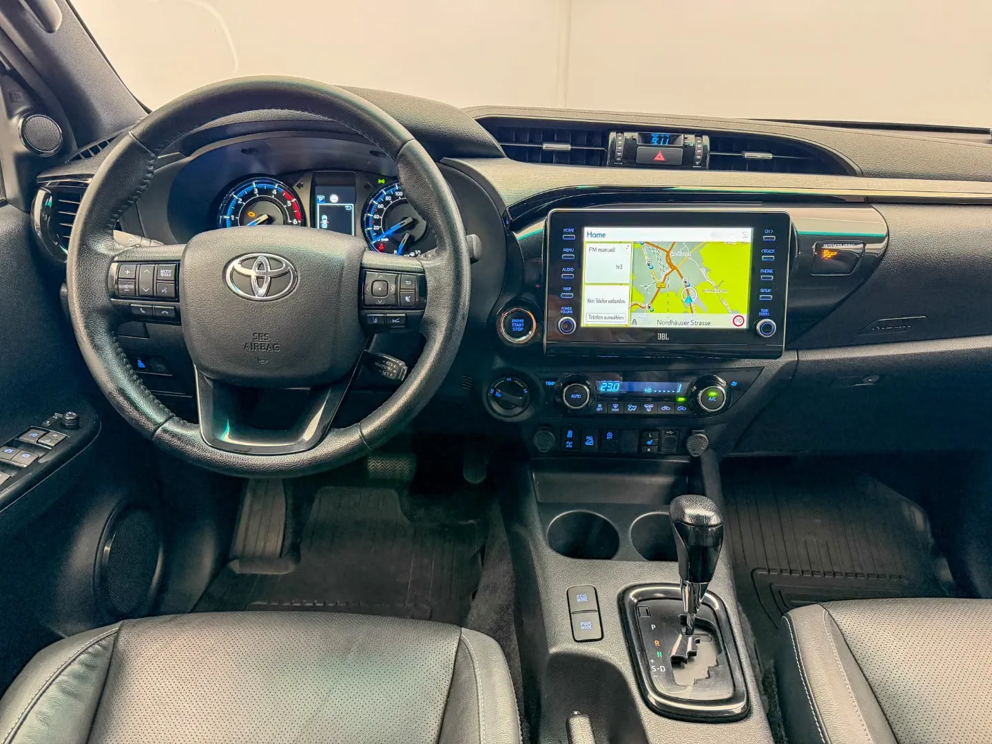 2021 Toyota Hilux Invincible, 2/29