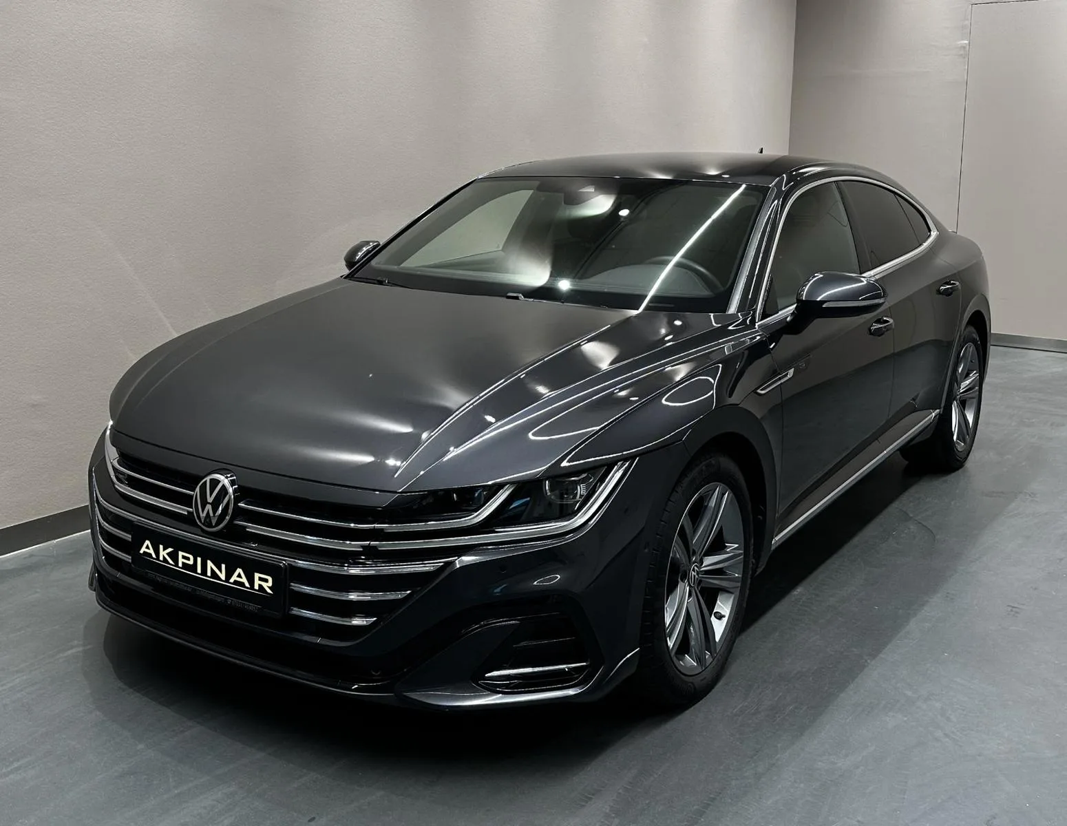 2021 Volkswagen Arteon R-Line proposée par un concessionnaire spécialisé à Holzgerlingen, Allemagne, photo principale