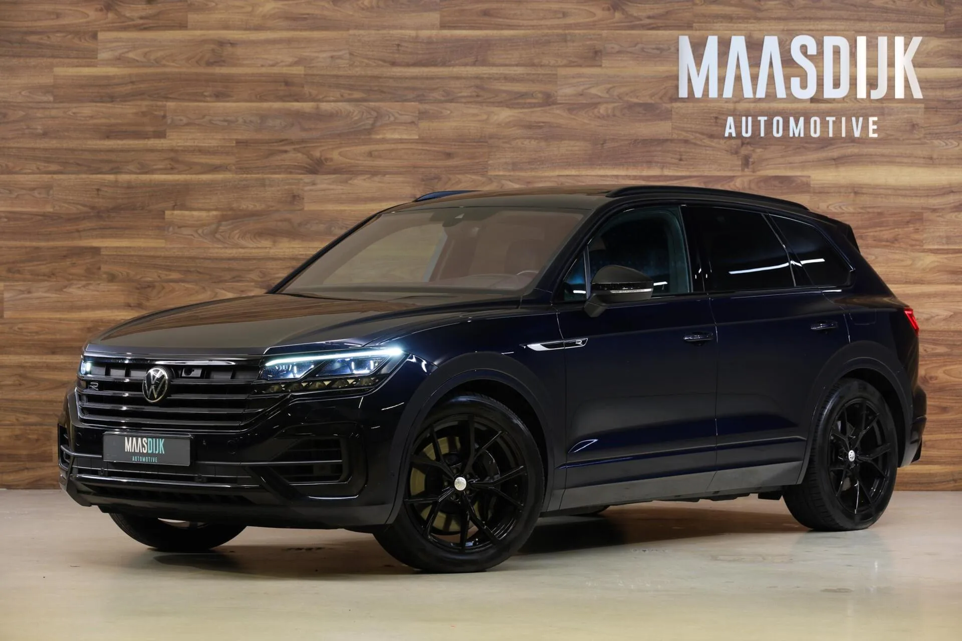 2021 Volkswagen Touareg R proposée par un concessionnaire spécialisé à Werkendam, Pays-Bas, photo principale
