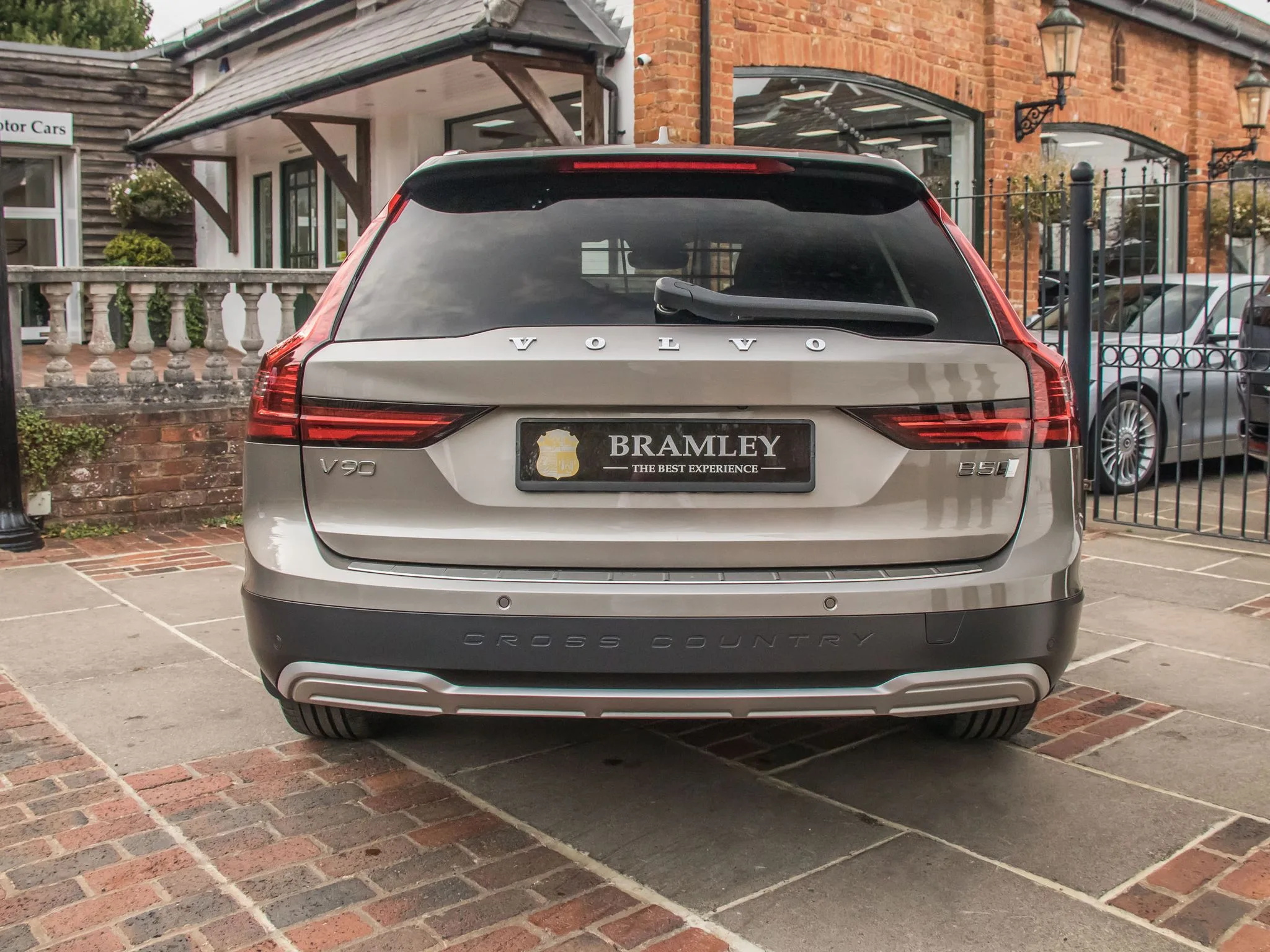 2021 Volvo V90 Cross Country B5 AWD, 8/23