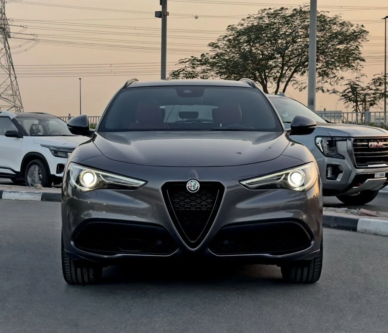 2022 Alfa Romeo Stelvio Veloce proposée par un concessionnaire spécialisé à Dubai, Émirats arabes unis, photo 2 sur 13