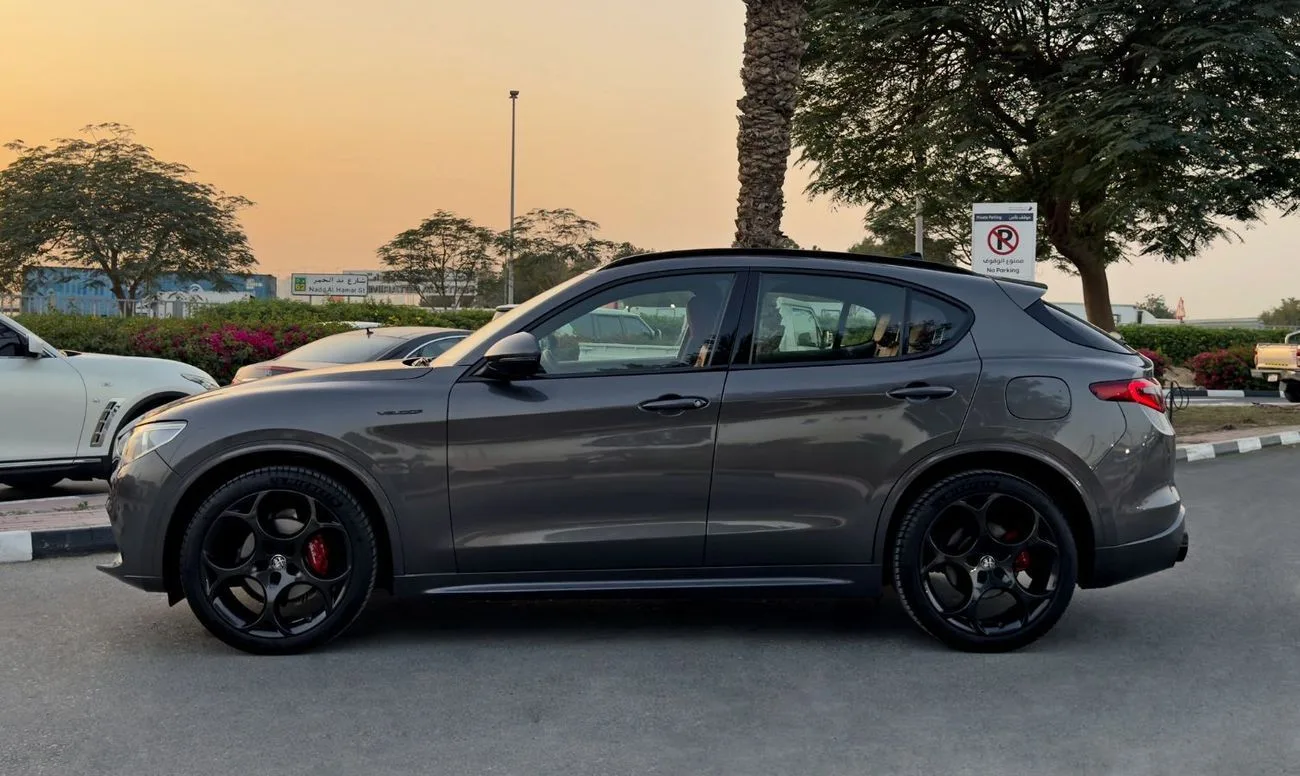 2022 Alfa Romeo Stelvio Veloce proposée par un concessionnaire spécialisé à Dubai, Émirats arabes unis, photo 4 sur 13