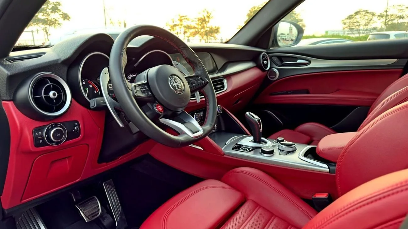 2022 Alfa Romeo Stelvio Veloce proposée par un concessionnaire spécialisé à Dubai, Émirats arabes unis, photo 8 sur 13