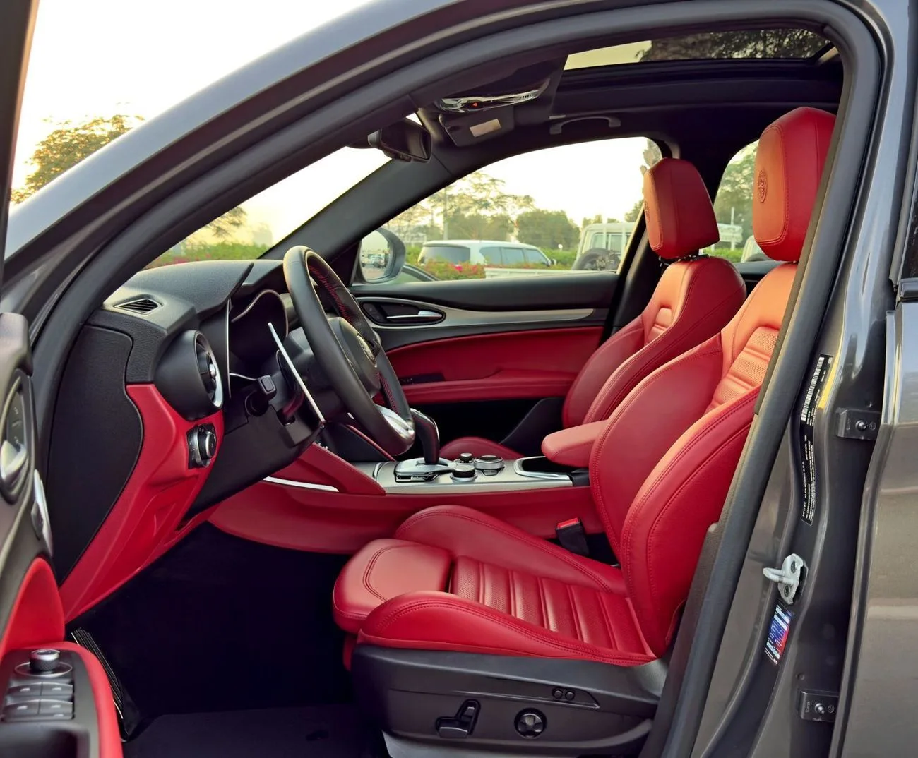 2022 Alfa Romeo Stelvio Veloce proposée par un concessionnaire spécialisé à Dubai, Émirats arabes unis, photo 9 sur 13