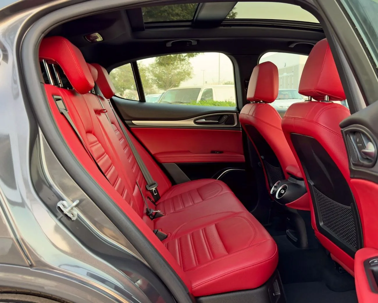 2022 Alfa Romeo Stelvio Veloce proposée par un concessionnaire spécialisé à Dubai, Émirats arabes unis, photo 12 sur 13