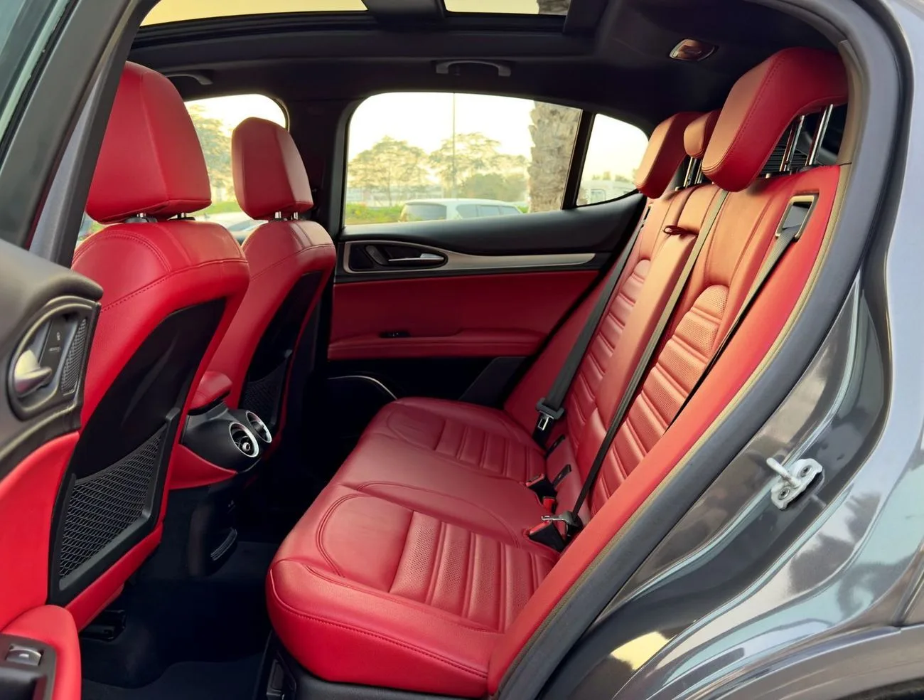 2022 Alfa Romeo Stelvio Veloce proposée par un concessionnaire spécialisé à Dubai, Émirats arabes unis, photo 13 sur 13