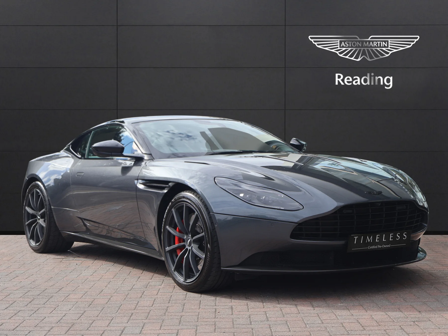 2022 Aston Martin DB11 V12 proposée par un groupe de concessions agréées à Pangbourne, Royaume-Uni, photo principale