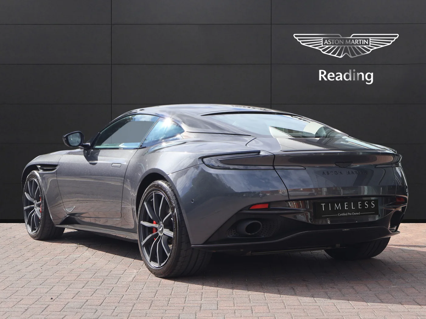 2022 Aston Martin DB11 V12 proposée par un groupe de concessions agréées à Pangbourne, Royaume-Uni, photo 2 sur 25
