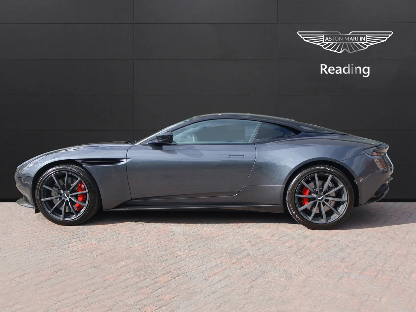 2022 Aston Martin DB11 V12 proposée par un groupe de concessions agréées à Pangbourne, Royaume-Uni, photo 6 sur 25