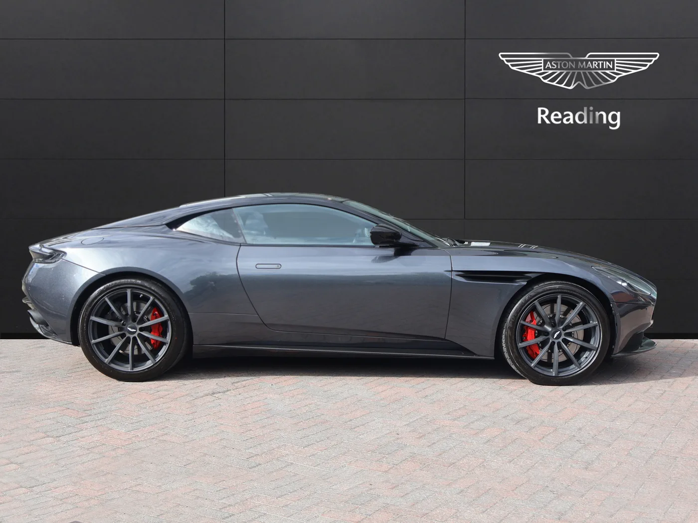 2022 Aston Martin DB11 V12 proposée par un groupe de concessions agréées à Pangbourne, Royaume-Uni, photo 12 sur 25