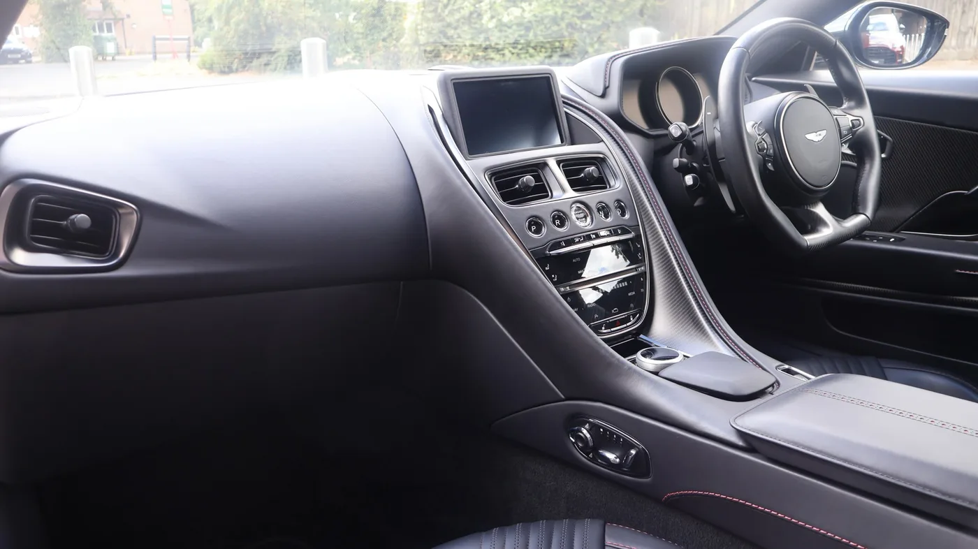 2022 Aston Martin DB11 V12 proposée par un groupe de concessions agréées à Pangbourne, Royaume-Uni, photo 13 sur 25