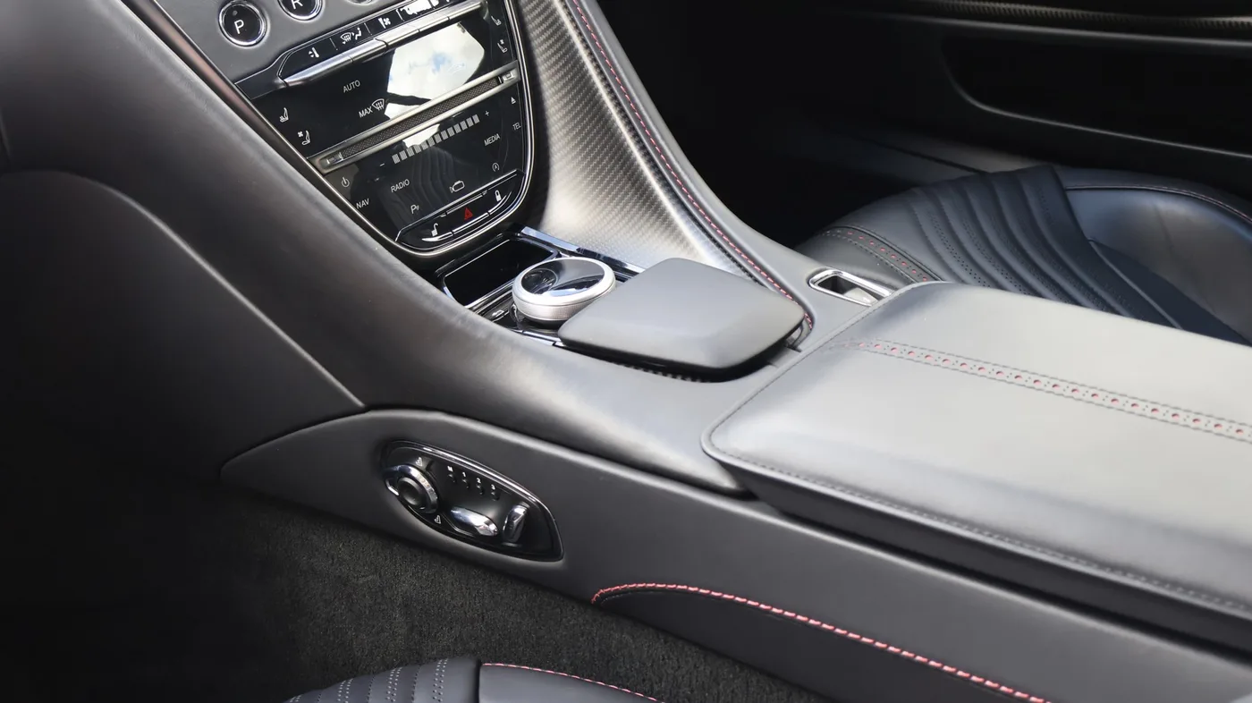 2022 Aston Martin DB11 V12 proposée par un groupe de concessions agréées à Pangbourne, Royaume-Uni, photo 20 sur 25