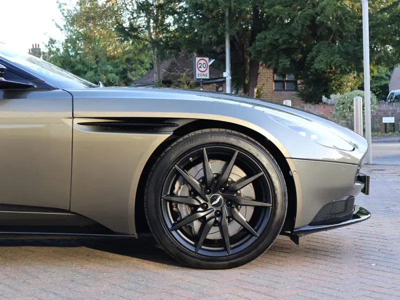 2022 Aston Martin DB11 V8, 20/30