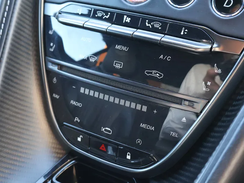 2022 Aston Martin DB11 V8, 22/30