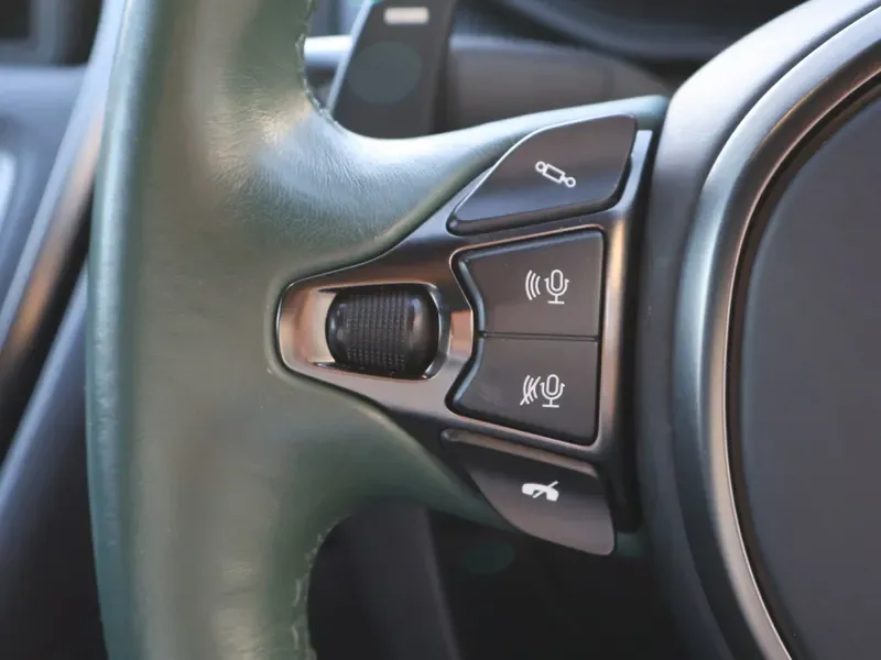 2022 Aston Martin DB11 V8, 24/30