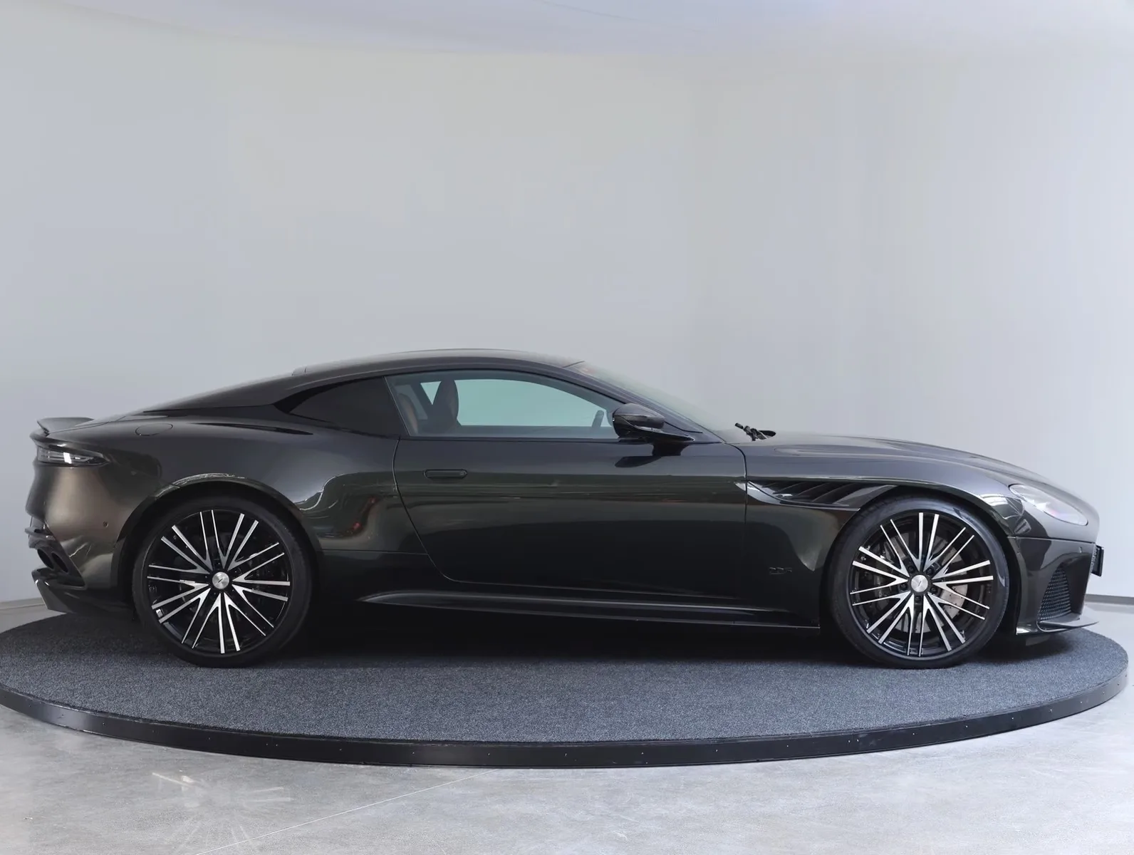 2022 Aston Martin DBS Superleggera, 4/30