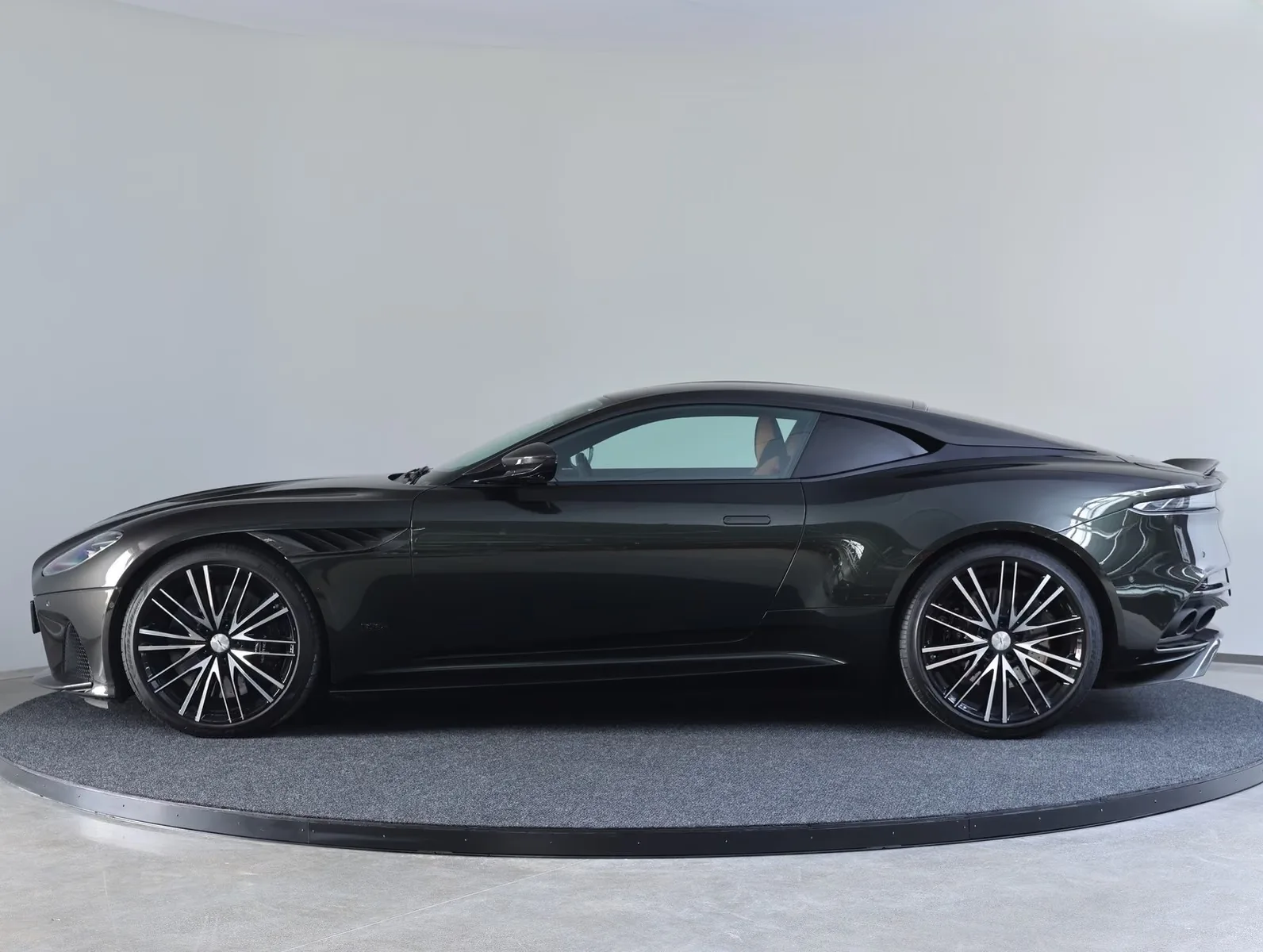 2022 Aston Martin DBS Superleggera, 8/30