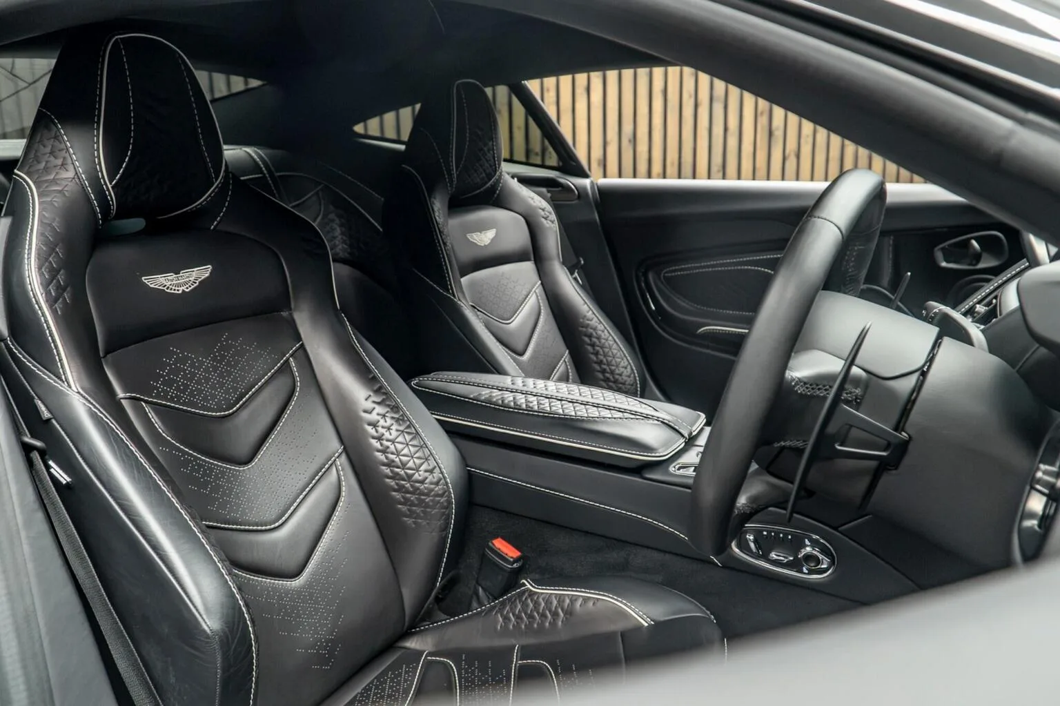 2022 Aston Martin DBS Superleggera, 2/30