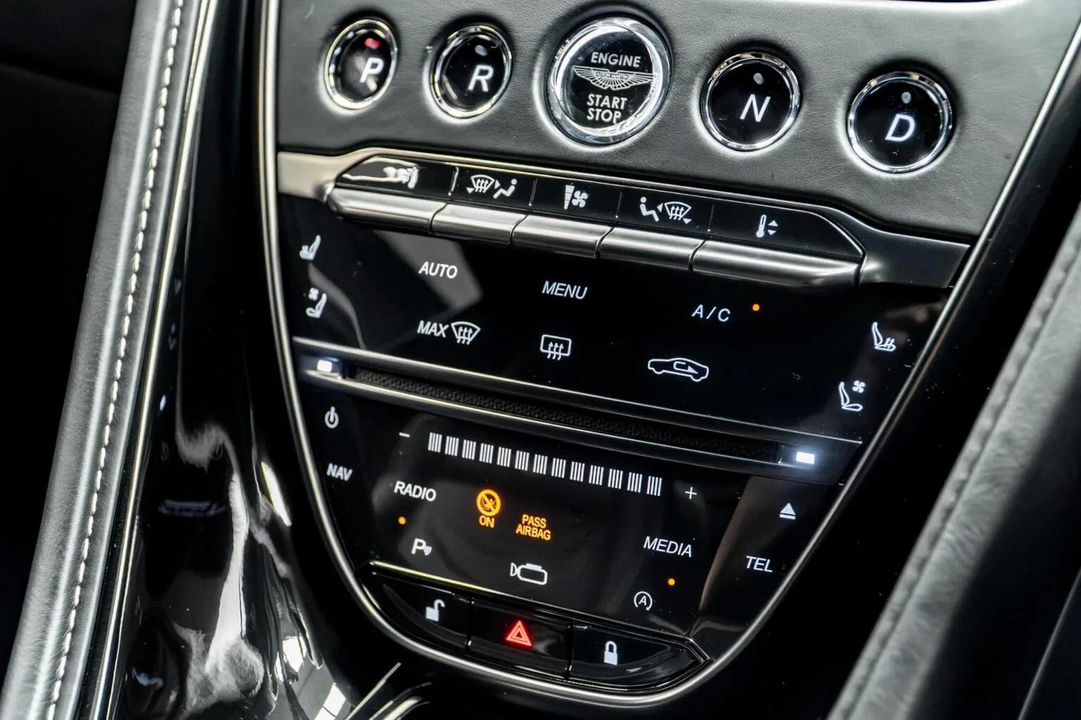 2022 Aston Martin DBS Superleggera, 29/30