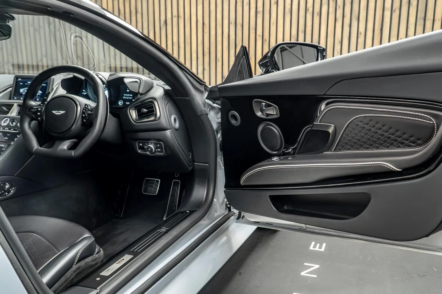 2022 Aston Martin DBS Superleggera, 30/30