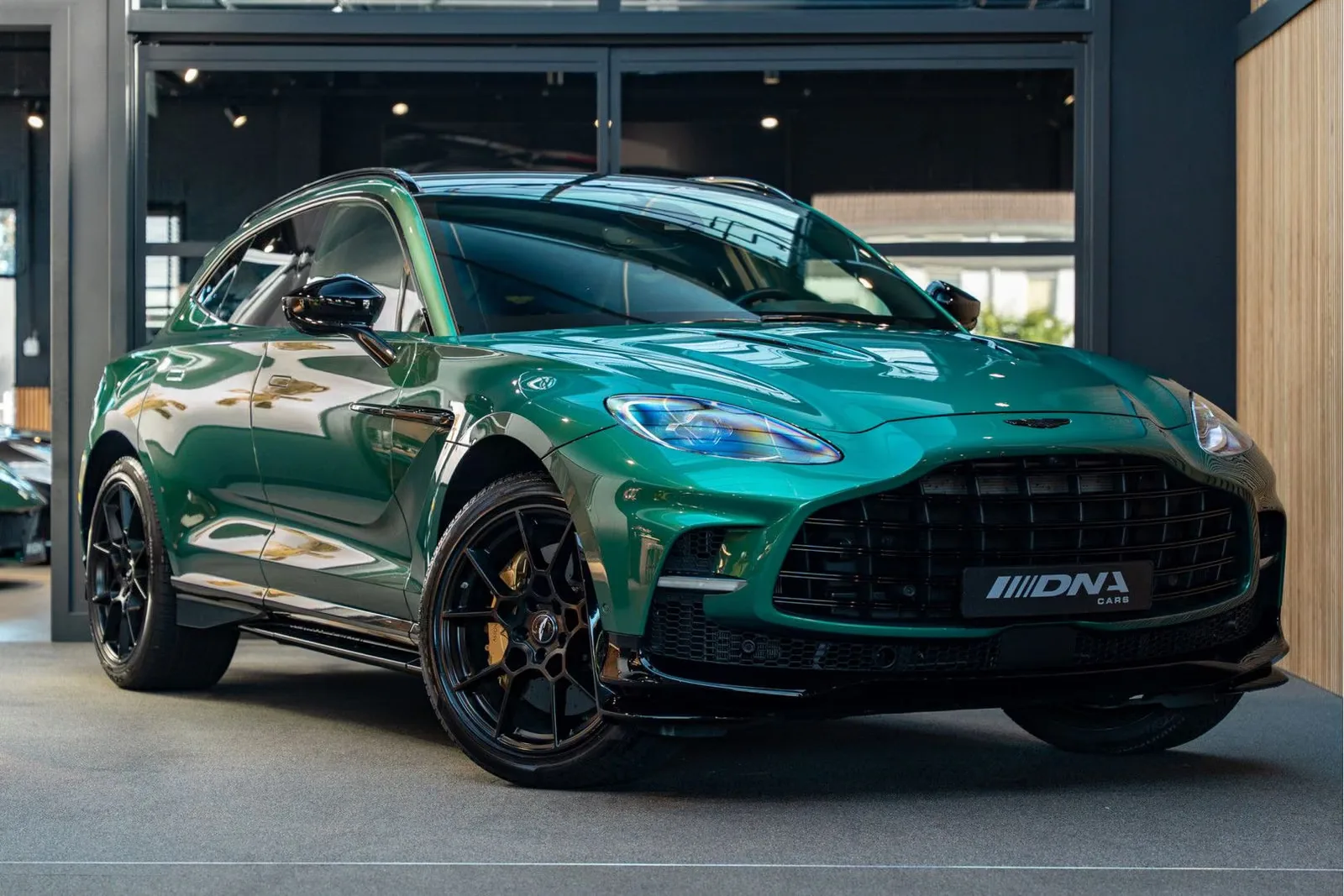 2022 Aston Martin DBX 707 angeboten von einem Fachhändler in Naarden, Niederlande, Hauptfoto